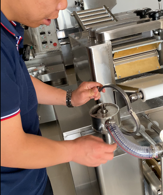 餃子機(jī)餡料拆卸方法