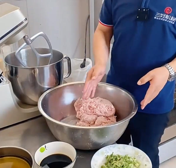 三好灌湯包機怎么做湯包