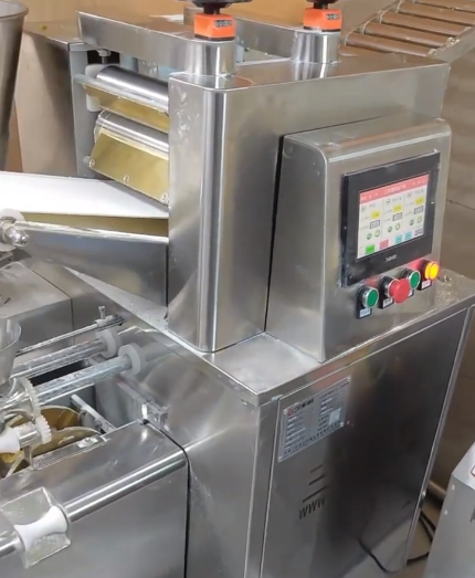 餃子機(jī)包餃子現(xiàn)場