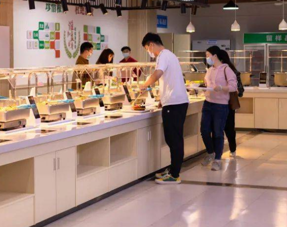 掌勺大廚成為“肇事者”切菜機(jī)怎么去解圍？